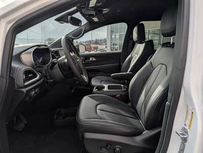 2026 Chrysler Pacifica, $41877. Photo 5