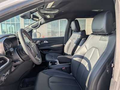 2026 Chrysler Pacifica, $42323. Photo 5