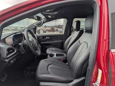 2026 Chrysler Pacifica, $40732. Photo 5
