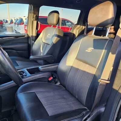 2016 Chrysler Town & Country, $9000. Photo 11