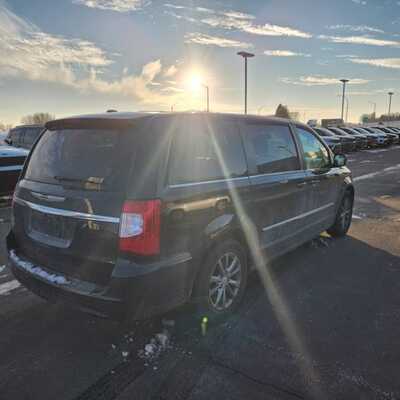 2016 Chrysler Town & Country, $9000. Photo 2