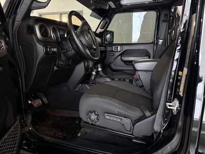 2020 Jeep Wrangler Unlimited, $30000. Photo 3