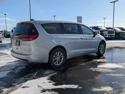 2026 Chrysler Pacifica, $44336. Photo 2