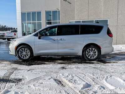 2026 Chrysler Pacifica, $44336. Photo 3