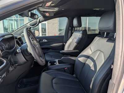 2026 Chrysler Pacifica, $44336. Photo 5