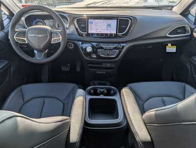2026 Chrysler Pacifica, $44336. Photo 8