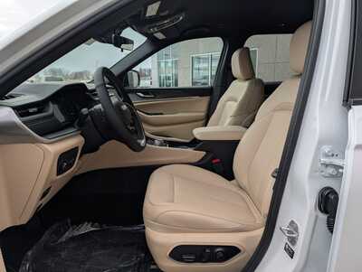 2025 Jeep Grand Cherokee, $39580. Photo 5