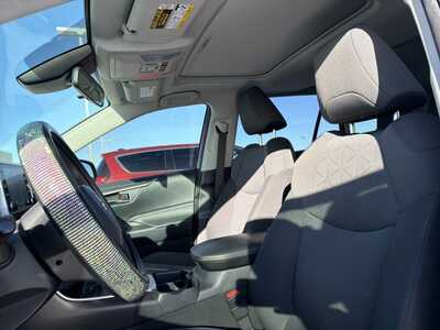2019 Toyota RAV4, $25000. Photo 4