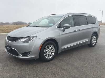 2020 Chrysler Pacifica, $17000. Photo 2