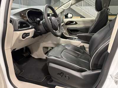 2024 Chrysler Pacifica, $35500. Photo 3