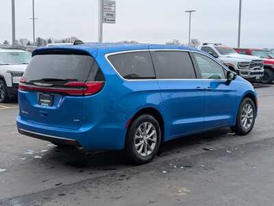 2026 Chrysler Pacifica, $44334. Photo 2