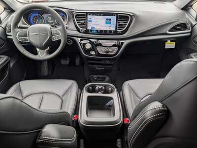 2026 Chrysler Pacifica, $44334. Photo 8