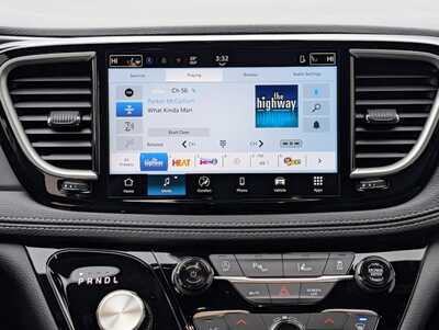 2026 Chrysler Pacifica, $44334. Photo 9