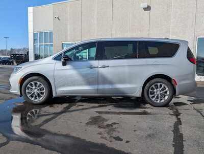 2026 Chrysler Pacifica, $46072. Photo 3
