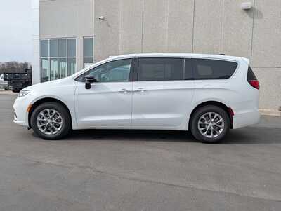 2026 Chrysler Pacifica, $45626. Photo 3