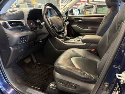 2020 Toyota Highlander, $33000. Photo 4