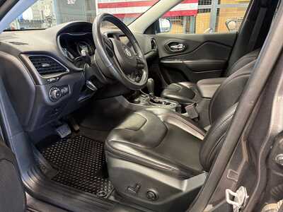 2020 Jeep Cherokee, $24000. Photo 3