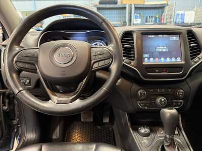 2020 Jeep Cherokee, $24000. Photo 5