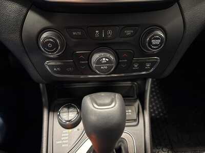 2020 Jeep Cherokee, $24000. Photo 6