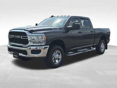 2023 RAM 3500 Crew Cab, $42000. Photo 2