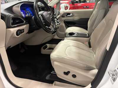 2021 Chrysler Pacifica, $16000. Photo 3
