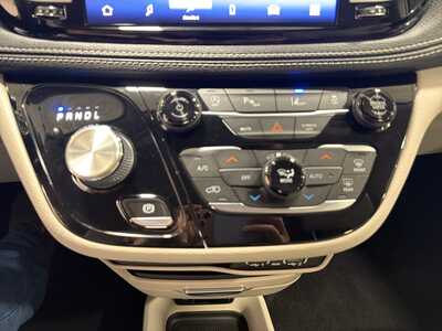 2021 Chrysler Pacifica, $16000. Photo 9