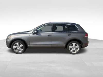 2012 Volkswagen Touareg, $0. Photo 4