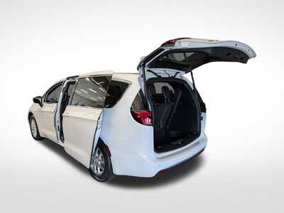 2027 Chrysler Pacifica, $42839. Photo 2