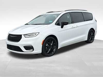 2025 Chrysler Pacifica, $27900. Photo 2