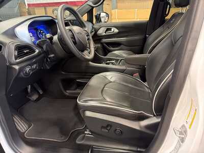 2025 Chrysler Pacifica, $27900. Photo 4