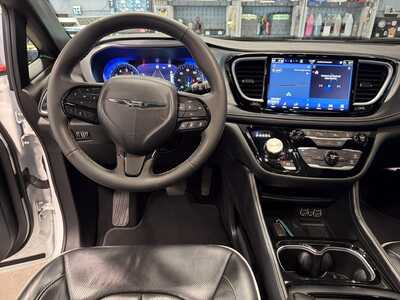 2025 Chrysler Pacifica, $27900. Photo 7