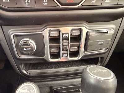 2021 Jeep Gladiator, $31000. Photo 11