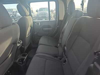 2022 Jeep Gladiator, $27000. Photo 9