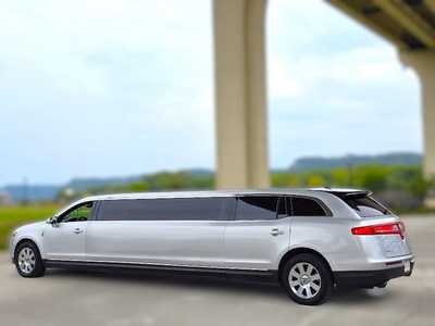 2019 Lincoln MKT, $24995. Photo 3