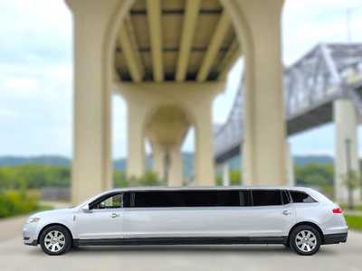 2019 Lincoln MKT, $22500. Photo 2