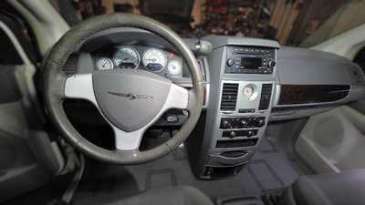 2010 Chrysler Town & Country, $2995. Photo 12