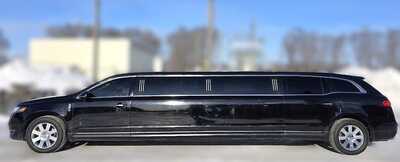 2015 Lincoln Town Car, $15995. Photo 2