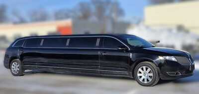 2015 Lincoln Town Car, $15995. Photo 6