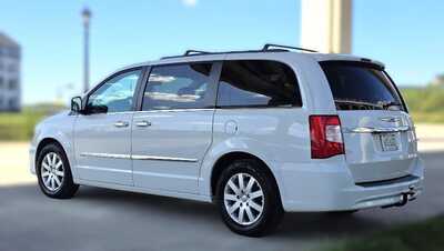 2015 Chrysler Town & Country, $7495. Photo 3