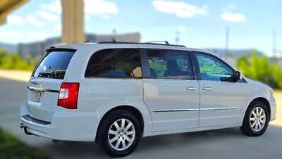 2015 Chrysler Town & Country, $7495. Photo 5