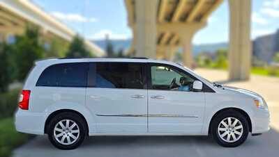 2015 Chrysler Town & Country, $7495. Photo 6