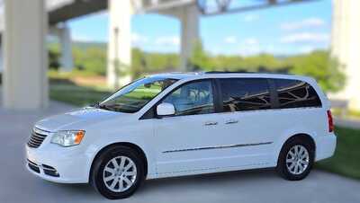2015 Chrysler Town & Country, $7495. Photo 1