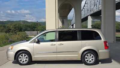 2013 Chrysler Town & Country, $0. Photo 2