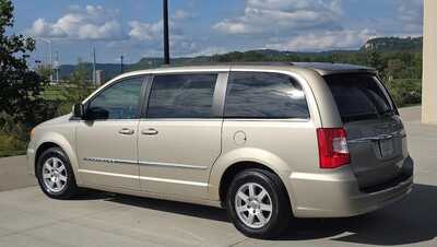 2013 Chrysler Town & Country, $0. Photo 3