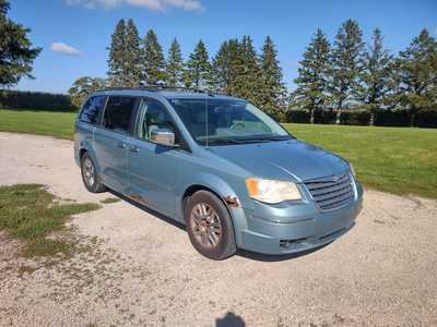 2009 Chrysler Town & Country, $1200. Photo 1